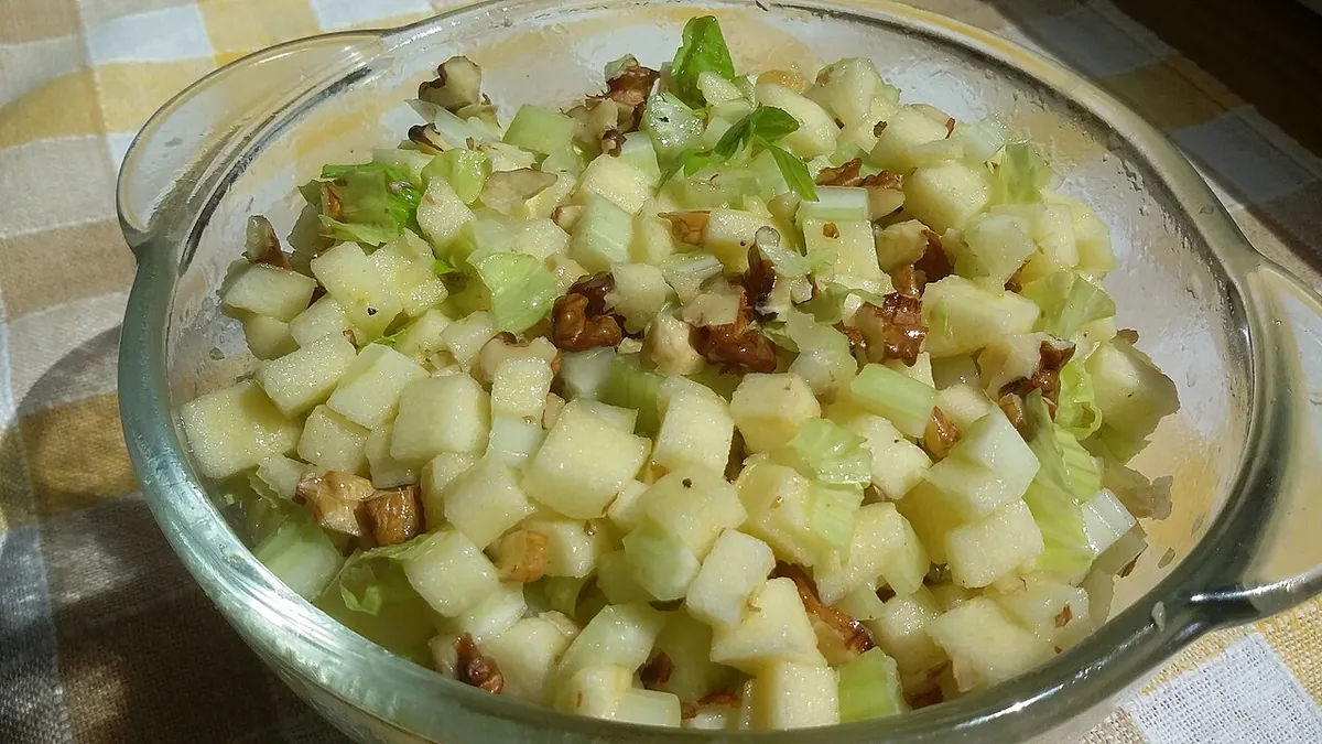 호두 월도프 샐러드